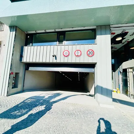 아파트 New Building New At Andel Metro Station