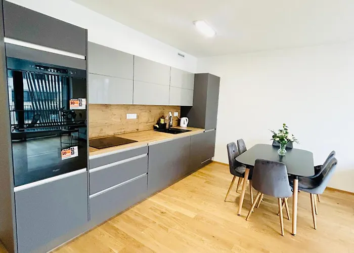 Apartman New Building New At Andel Metro Station