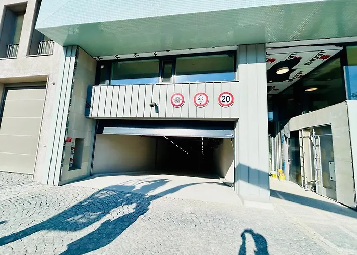 Apartman New Building New At Andel Metro Station